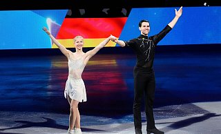 Minerva Hase (l) und Nikita Wolodin haben bei der Eiskunstlauf-WM Silber gewonnen. - Charles Krupa/AP/dpa