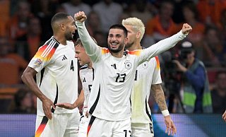 Deniz Undav (M) jubelt nach seinem ersten Länderspieltor. - Federico Gambarini/dpa