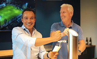 Thomas Hagedorn (links) und Rob Reekers sind am Zapfhahn des "Hagedorn's im Heidewald" bester Laune. - FuPa