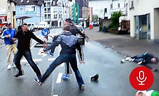 Junge Arminia-Ultras attackieren nach einem Heimspiel des DSC Arminia Bielefeld die Gästefans. - NW