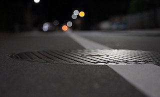 Ein schwerer Deckel war ausgehoben worden. - Symbolfoto: Pixabay