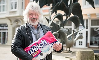 Draffoh Reinmann kennt sich inzwischen mit den Eigenschaften der verschiedenen Klopapiersorten aus. Das vierlagige vom Discounter eignet sich am besten für seine Kunst. - Ralf Bittner