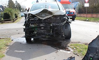 An beiden Fahrzeugen entstand schwerer Sachschaden in Höhe von mindestens 12.000 Euro. - Polizei Minden-Lübbecke