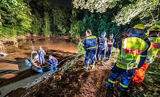 Rettungskräfte sichern einen Teich bei Fröndenberg, dessen Deich durch sintflutartige Regenfällen aufgeweicht wurde und zu brechen drohte. - picture alliance/dpa/Sauerlandreporter