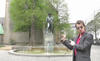 Dave Midnight alias David Müller aus dem Ruhrgebiet vor dem Leineweber-Denkmal am Altstädter Kirchplatz. Alle bekannten Plätze der Stadt hat Müller bei seinem Video-Dreh abgeklappert. - SCREENSHOT: PRIVAT