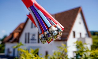 Ein Glasfaseranschluss wird in Zukunft immer wichtiger. Wer sich diesen in sein Wohnhaus einbauen lässt, hat bei einem möglichen Verkauf bessere Argumente. - Uwe Anspach/dpa/dpa-tmn