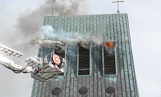 Gegen Mittag war das Feuer im Glockenturm der Espelkamper Thomas-Kirche ausgebrochen. - Joern Spreen-Ledebur