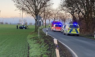 An der Dalheimer Straße bei Helmern kam ein Auto von der Fahrbahn ab. - Feuerwehr