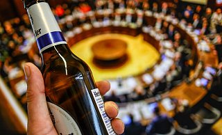 In der konstituierenden Ratssitzung in Herford hat sich ein Lokalpolitiker ein Pils genehmigt. Das sorgte kurrzeitig für Aufregung. - Neue Westfälische