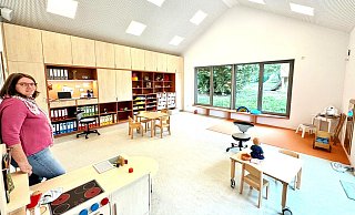 Nach hinten wurde in St. Nikolaus ein neuer Gruppenraum angebaut. Er hat bodentiefe Fenster und wandhohe Schränke, die viel Platz schaffen, damit die Kinder sich ausbreiten können. - Kita/Schlichter