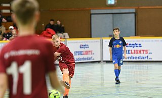 Hallenfußball ist ein Sammelbegriff für die in Sporthallen praktizierten Hallenvarianten des Fußballs: Ein Überblick über Regeln, Spielfeldgröße und bekannte Turniere. - Jürgen Krüger