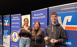 Ayleen (l.) und Noah Peschke rahmen die Mitorganisatorin der Deutschen Meisterschaft im Kopfrechnen, Elke Kuge, ein. - Elke Kuge