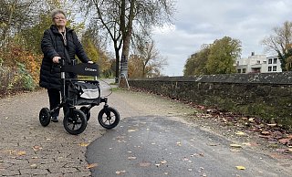 Wegen eines Schlaglochs am Frühlingsweg an der Else ist Norma Schulte gestürzt. Das ist nun ausgebessert. Durch das unterschiedliche Material bleiben trotzdem Unebenheiten vorhanden. - Shannon-Lee Bendig