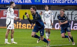 Beim Hinspiel gegen Nürnberg traf Calvin Brackelmann (vorne l.) in letzter Minute zum Paderborner 3:2-Sieg. Beim Rückspiel am Karsamstag muss der SCP-Verteidiger leider verletzungsbedingt passen. - picture alliance/dpa
