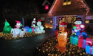 Eisbär, Schneemann und Weihnachtsmann zieren den Vorgarten an der StraßeAm Sandbrink. So eine pompöse Weihnachtsdekoration sieht man nicht allzu oft. - Damaris Schwarz