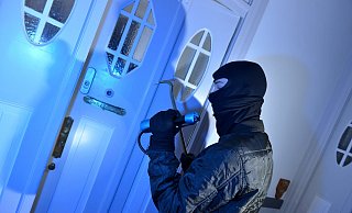 Täter benötigen für das Aufhebeln von Fenster und Türen nur wenige Sekunden (Symbolbild). - picture alliance / Arco Images