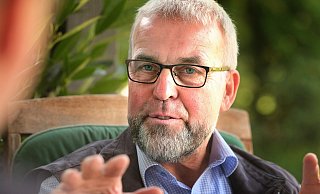 Heiner Kollmeyer beim Sommerinterview auf der Terrasse seines landwirtschaftlichen Hofes. - Andreas Frücht