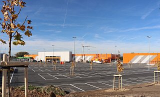 Auf dem Parkplatz des neuen Hornbach-Baumarkts in Paderborn wurden bereits Bäume gepflanzt. - Mareike Gröneweg