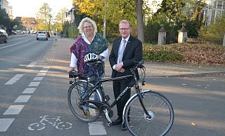 Hoffen auf viele Anregungen für das neue Alltagsradwegekonzept: Bürgermeister Thomas Meyer und Dorothea Bröring von der Stadt Enger. - Mareike Patock