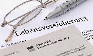 Die Verbraucherzentralen raten von Neuabschlüssen von Lebensversicherungen dringend ab. - picture alliance