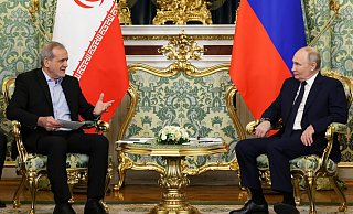 Russland und der Iran haben eine strategische Partnerschaft geschlossen - allerdings ohne eine Klausel über einen gegenseitigen militärischen Beistand. (Archivbild) - Vyacheslav Prokofyev/Pool Sputnik Kremlin/AP/dpa