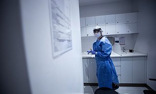 Ärzte und Pflegepersonal sind laut Bundesgesundheitsministerium gefährdet - und müssen gleichzeitig die Ausbreitung des Virus verhindern. - picture alliance