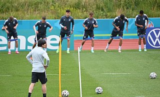 Bundestrainer Joachim Löw (v) bereitet das DFB-Team auf das Achtelfinale gegen England vor. - Foto: Federico Gambarini/dpa