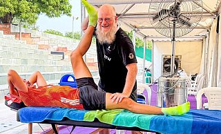 Der Mann mit den goldenen Händen bei der Arbeit: Hier kümmert sich Physiotherapeut Oliver Abt um Para-Sportler Marcel Böttger bei der WM in Indien. Seit 2013 begleitet der Herforder das deutsche Team. - privat