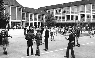 Adrett gekleidet: Das Foto entstand wohl in den 1960er Jahren auf dem Schulhof an der Wiesestraße. - Kommunalarchiv