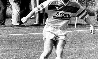 Kein Fotograf konnte den legendären 80-Sekunden-Auftritt von Werner Birtsch für den FCO in Gohfeld so schnell im Bild einfangen. Hier spielt er im Trikot von RW Rehme.