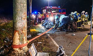 Der Mercedes wurde bei dem Unfall in der Nähe von Bad Wünnenberg-Leiberg nahezu vollständig zerstört. - Ralph Meyer