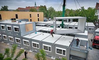 Täglich werden neue Module für die Container-Schule auf dem Sportplatz des ESG angeliefert. - Andreas Frücht
