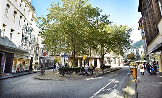 Emil-Groß-Platz: Die Straßen rund um die kleine Grünfläche sollen für den Autoverkehr gesperrt werden. Versenkbare Poller könnten dafür sorgen, dass die Zufahrt zu bestimmten Zeiten für den Lieferverkehr frei bleibt. - Barbara Franke
