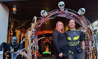 Die Bünder Verena Kisker und Thomas Ostermann sind echte Halloween-Fans und haben ihr Haus im US-amerikanischen Stil dekoriert. - Sven Hauhart Die Bünder Verena Kisker und Thomas Ostermann sind echte Halloween-Fans und haben ihr Haus im US-amerikanischen Stil dekoriert. - Sven Hauhart