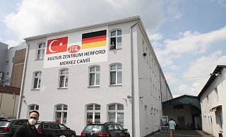 Gläubige auf dem Weg in die Ditib-Moschee an der Bielefelder Straße , wo sich die Muslime Freitagmittag trafen. - Peter Steinert