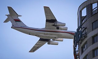Ein Modell des schweren Transportflugzeugs Iljuschin Il-76 (Archivbild). - Sergei Grits/AP/dpa