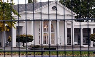 Zuletzt diskutierte der Betriebsausschuss des Staatsbades im September 2024 darüber, den Kurpark wieder einzuzäunen. Da ging es darum, Verschmutzungen und Zerstörungen im Kurpark zu verhindern. Der Ausschuss lehnte einen Zaun um das Gartendenkmal damals ab. - Thorsten Gödecker