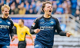 So jubelte Aaron Zehnter am Samstag über seinen Treffer zum 5:3-Endstand gegen Kaiserslautern. Teamkollege Mattes Hansen (hinten l.) hatte den Assist geliefert. - Besim Mazhiqi