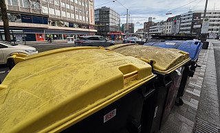 Die Müllbehälter auf dem Jahnplatz sind den Bezirksvertretern ein Dorn im Auge. - Michael Schläger