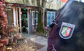 Ermittler durchsuchen im März 2019 die Parzelle von Andreas V. Der Tatort ist schon länst Geschichte, die Baracke längst abgerissen. - Bernhard Preuss