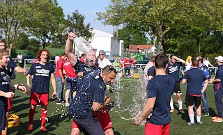 Voll erwischt: Die Bierdusche für Frisch-Auf-Trainer Ümüt Gözlükcü. - Benjamin Büschenfeld | Sportfoto-OWL.de
