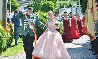 Bildeten den strahlenden Mittelpunkt: Die Majestäten Volker und Claudia Klute, die von den Hofstaatpaaren Udo und Bianca Lehmann, Jörg und Ulrike Potthast, Markus und Ursula Middeke sowie Andreas und Hiltrud Mügge begleitet wurden. - Silke Riethmüller