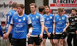 Abschied von Spielbetrieb und Training: Die heimischen Handballer, hier Aktive des TuS Brake, gehen in den Lockdown. - Peter Unger
