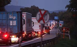 Stau bis in Autobahnkreuz: Die A2 ist am Abend Richtung Hannover gesperrt worden, weil ein Lastwagen zwischen Bad Oeynhausen und Porta Westfalica Ladung verloren hat. - Ulf Hanke