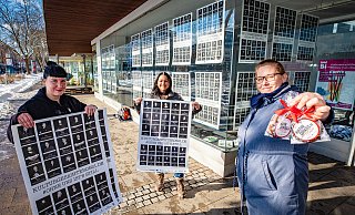 Sandra Koch, Brigitte Brand und Mareike Wegener stellen die Aktion am Kesselbrink vor.  - Mike-Dennis Müller
