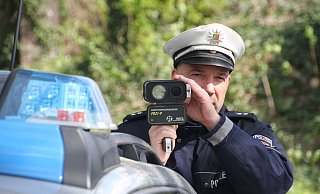 Blitzmarathon:Polizeioberkommissar Stefan Schübeler blitzt bei einem vorangegangenen Blitzmarathon auf der Bachstraße in Höxter. - David Schellenberg