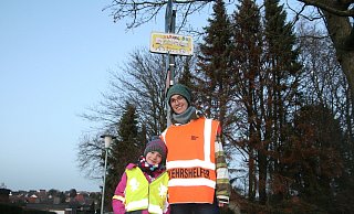 Melanie Brosend, hier mit ihrer Tochter Merle an einer Haltestelle, koordiniert den Einsatz der Eltern beim "Walking Bus". - Karin Wessler