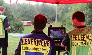 Oberhalb der Naturbühne haben die Drohnenexperten der Feuerwehr Bünde ihre Technik aufgebaut. Links im Bild ist der Drohnenpilot zu sehen. - Dirk Windmöller