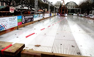 Die Flächen in der Verlängerung des von der Eisbahn umbauten Marktplatzbrunnen frieren wegen eines Installationsfehlers nicht zu.  - Burkhard Battran