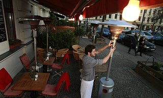 Können Heizpilze den Gastronomen helfen? - imago images/Christian Schroth